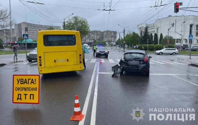 У Луцьку зіткнулися маршрутка та Ford: водійку легковика госпіталізували до лікарні