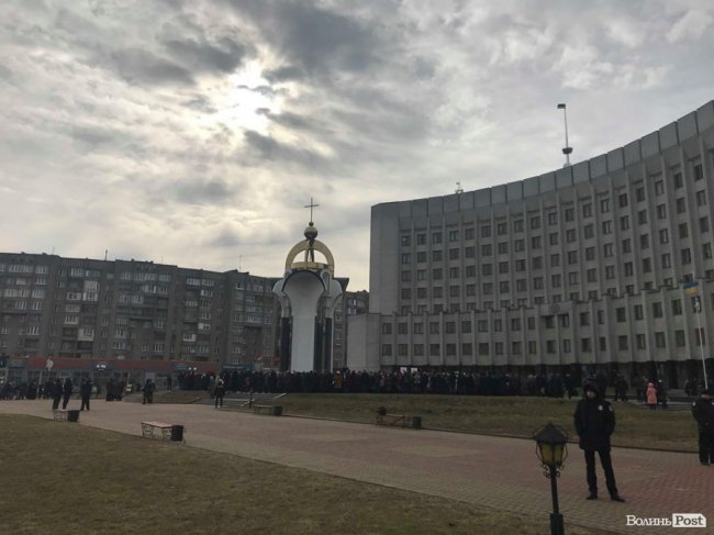 З нами Бог: у Луцьку прихильники УПЦ (МП) вийшли на майдан. ФОТО