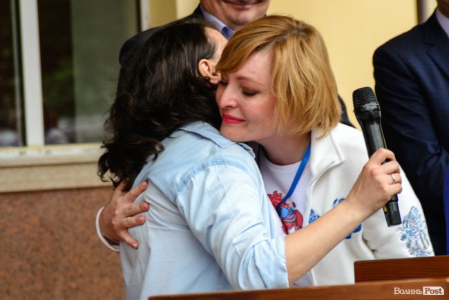 Люди з пересадженими органами посадили біля лікарні у Луцьку Алею життя. ФОТО