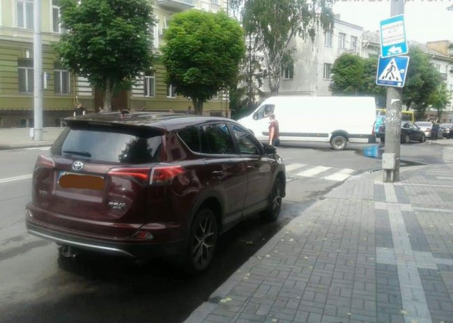 За пів дня луцькі муніципали оштрафували 40 «автохамів». ФОТО