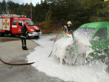 На Рівненщині поблизу заправки загорілося авто. ФОТО