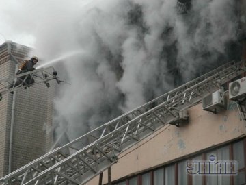 У Києві - масштабна пожежа в офісному центрі. ФОТО