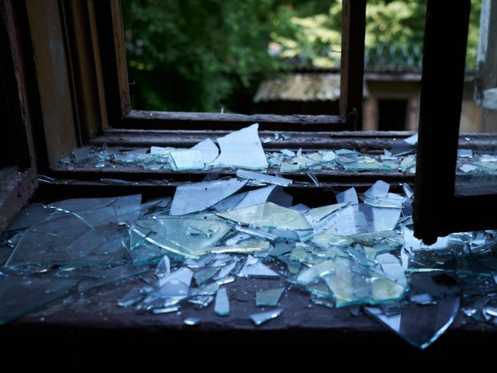 Внаслідок ППО кулі пошкодили вікна в багатоповерхівці та ліцеї № 27: лучани можуть отримати компенсацію