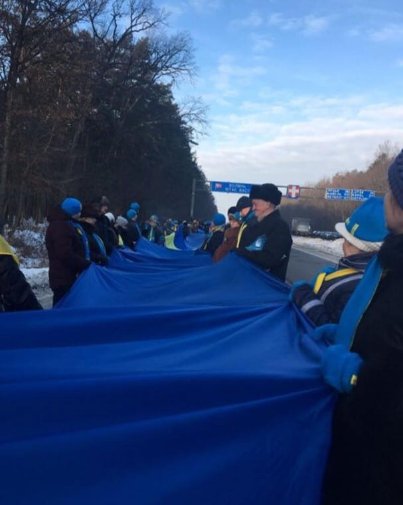 «Живий ланцюг» на дві області: Рівненщина та Волинь об'єднались прапором. ФОТО