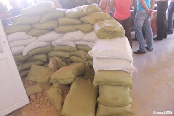 У Володимир-Волинському блокували військову частину. Фото. Відео