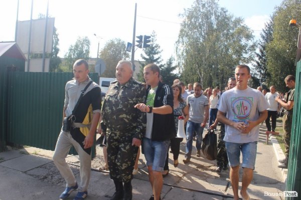У Володимир-Волинському блокували військову частину. Фото. Відео
