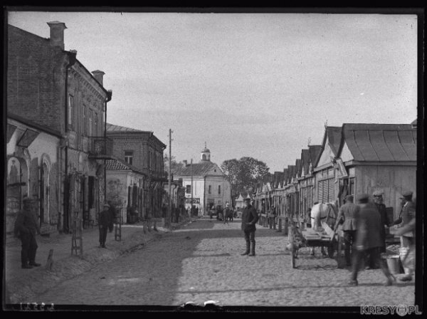 Теперішня вулиця Данила Галицького. Справа - ряди на Ринку. Вкінці - церква і монастир колишнього Луцького братства
