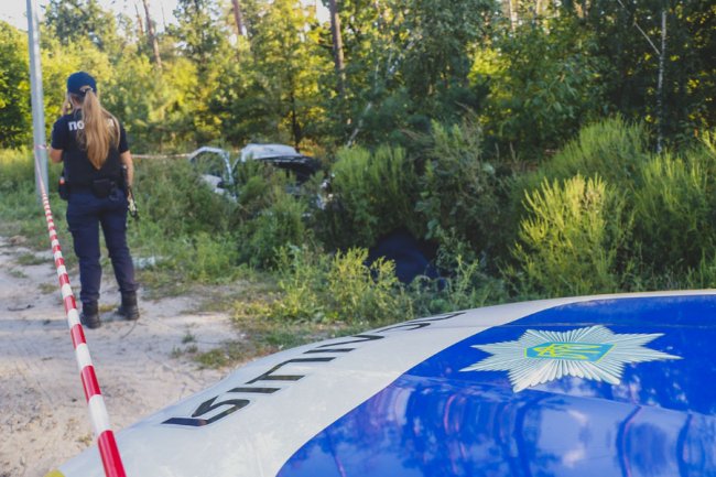 Смертельна аварія у Києві: таксі протаранило стовп і злетіло в кювет. ФОТО