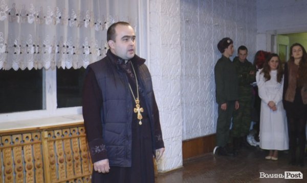 У Нововолинську благодійники організували святкову вечерю для  переселенців зі Сходу. ФОТО