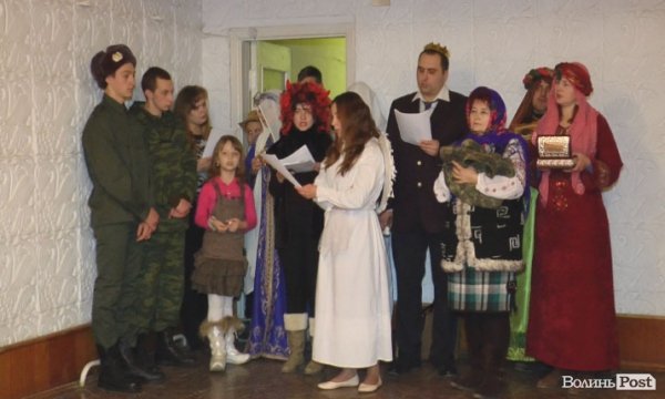 У Нововолинську благодійники організували святкову вечерю для  переселенців зі Сходу. ФОТО