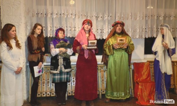 У Нововолинську благодійники організували святкову вечерю для  переселенців зі Сходу. ФОТО