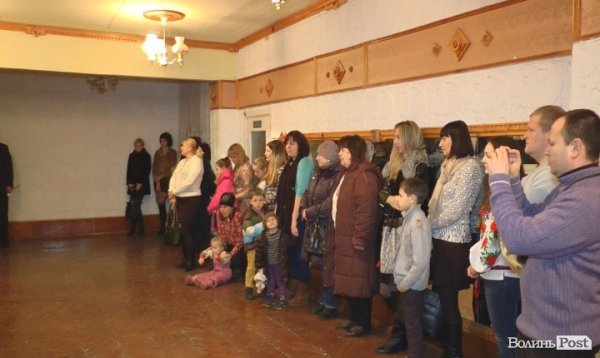 У Нововолинську благодійники організували святкову вечерю для  переселенців зі Сходу. ФОТО