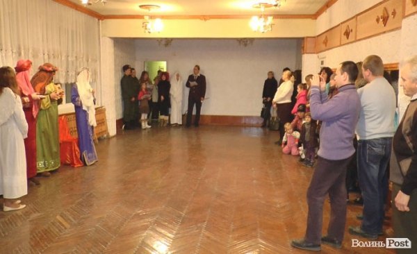 У Нововолинську благодійники організували святкову вечерю для  переселенців зі Сходу. ФОТО