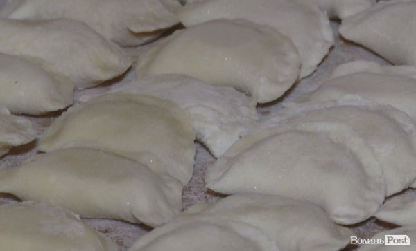 У Нововолинську благодійники організували святкову вечерю для  переселенців зі Сходу. ФОТО