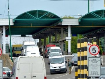 У Держприкордонній службі назвали причини великих черг на кордоні з Польщею