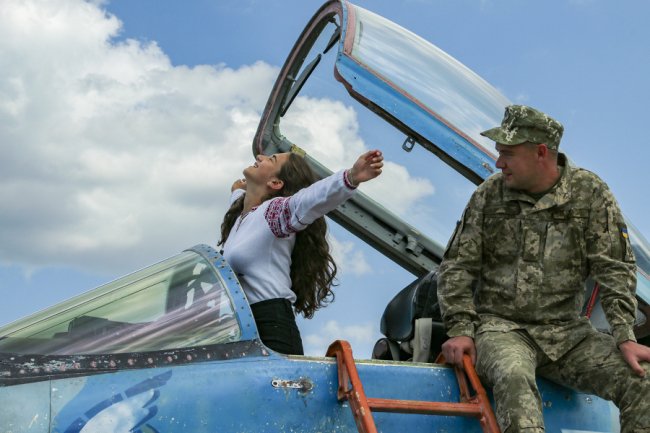 У Луцьку дітям кримських льотчиків подарували вишиванки. ФОТО