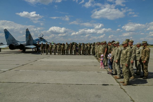 У Луцьку дітям кримських льотчиків подарували вишиванки. ФОТО