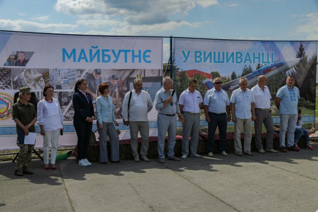 У Луцьку дітям кримських льотчиків подарували вишиванки. ФОТО