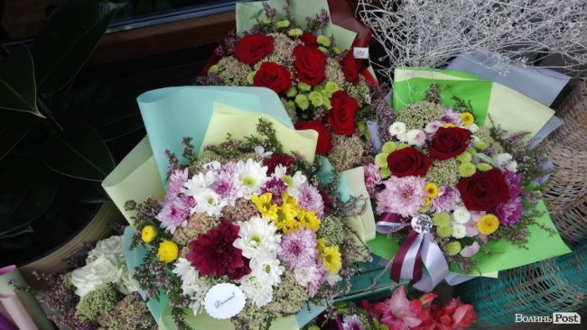 «Квітковий бум» на перший дзвоник: ціни в Луцьку. ФОТО