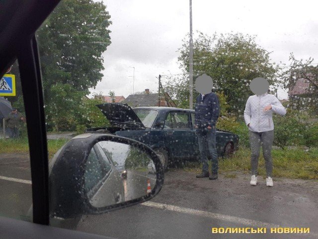 Аварія поблизу Луцька: Audi в'їхало у стовп. ФОТО