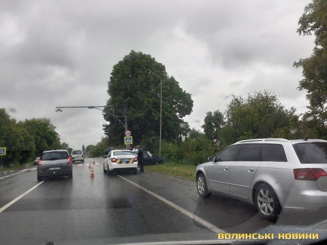 Аварія поблизу Луцька: Audi в'їхало у стовп. ФОТО