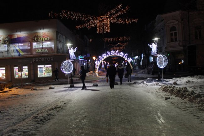 У Луцьку засяяла різдвяна ілюмінація. ФОТО