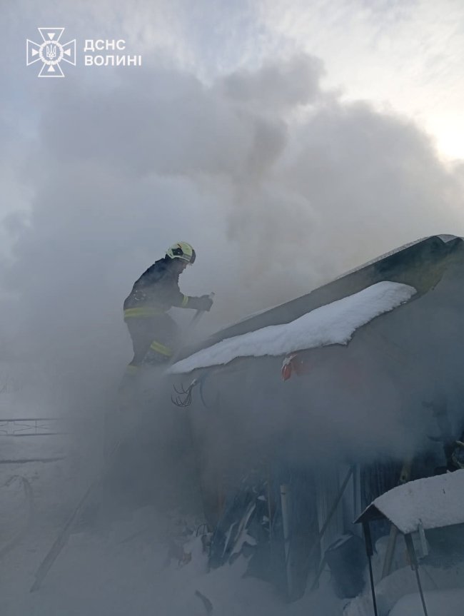 На Волині горіла господарська споруда