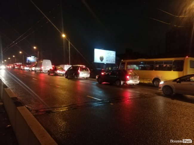 Аварії зі значною кількістю пошкоджених автомобілів спричинили затори на мосту у Луцьку. ФОТО