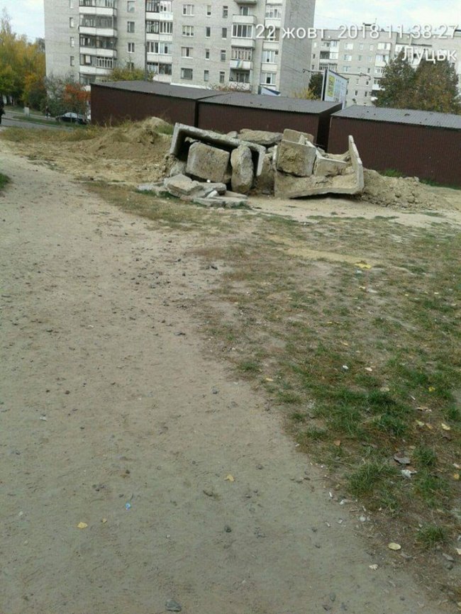 Муніципали змусили працівників «Луцьктепла» прибрати будівельне сміття. ФОТО