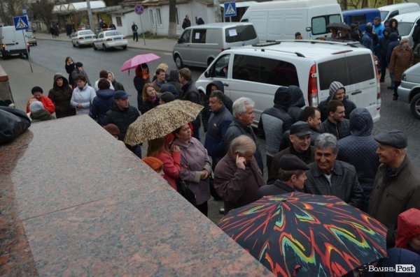 У Луцьку «базарники» пікетують міськраду. ФОТО