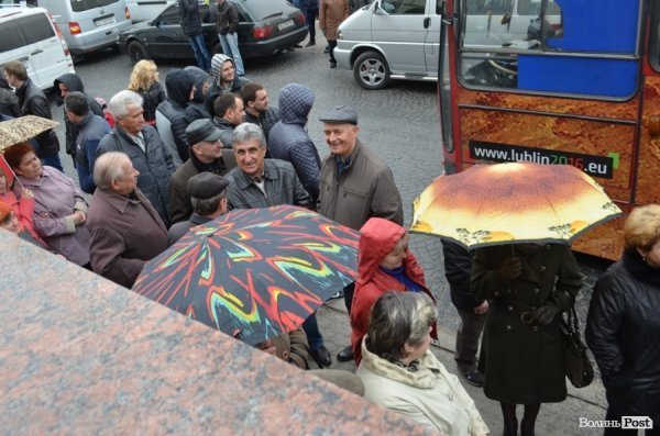 У Луцьку «базарники» пікетують міськраду. ФОТО
