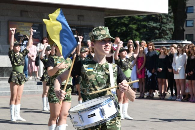 160 золотих та 43 срібних: у Луцьку вручили нагороди випускникам-медалістам. ФОТО