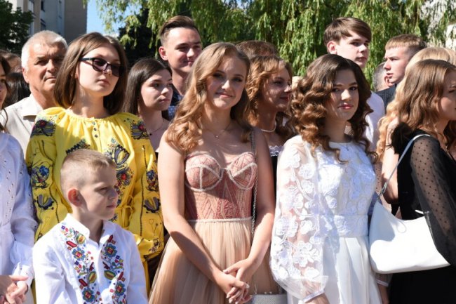 160 золотих та 43 срібних: у Луцьку вручили нагороди випускникам-медалістам. ФОТО