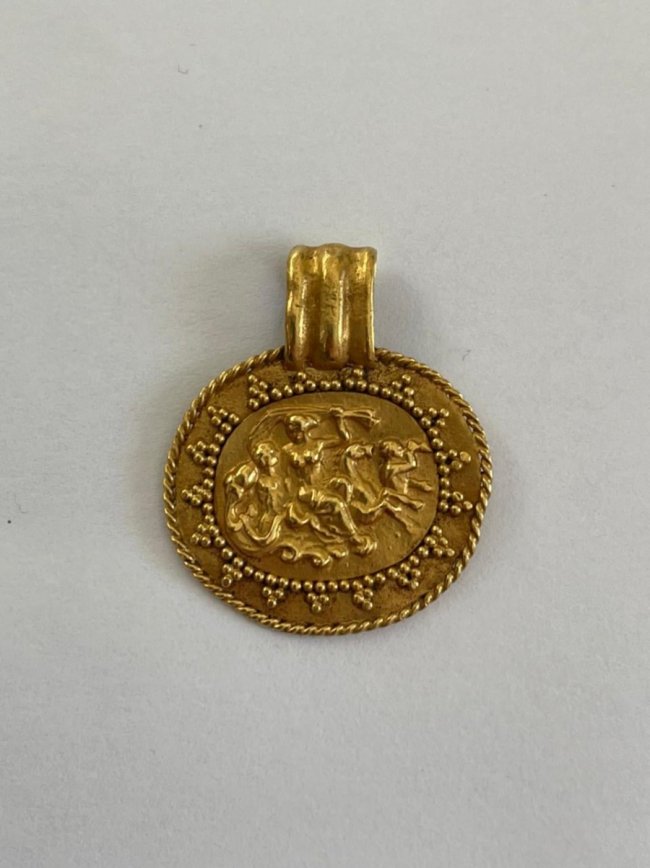 На «Ягодині» затримали кур'єра, який хотів вивезти за кордон ювелірні прикраси часів Скіфської доби. ФОТО