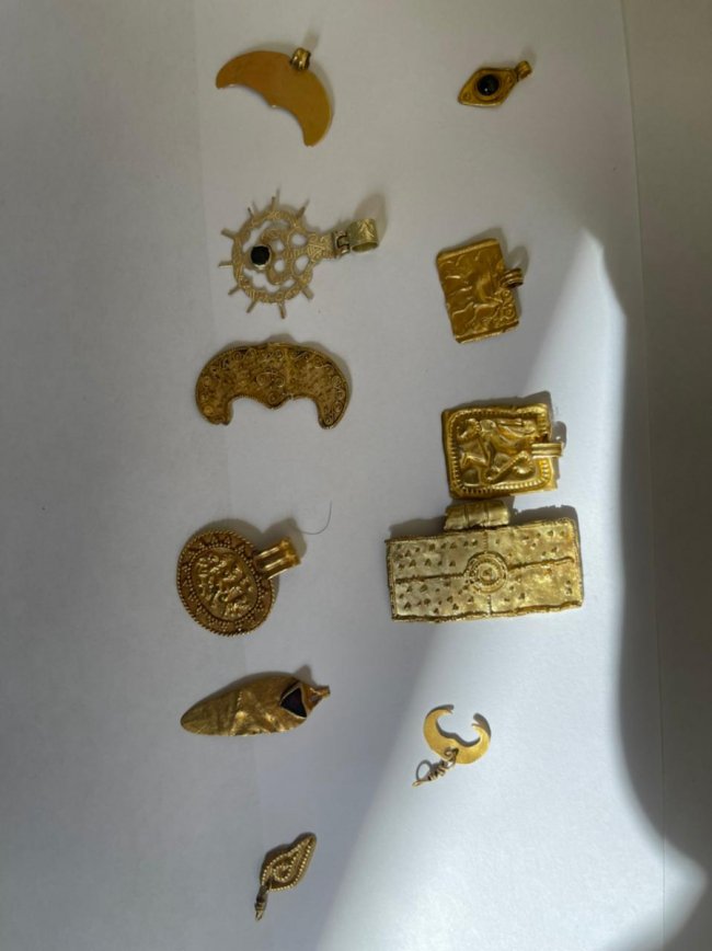 На «Ягодині» затримали кур'єра, який хотів вивезти за кордон ювелірні прикраси часів Скіфської доби. ФОТО