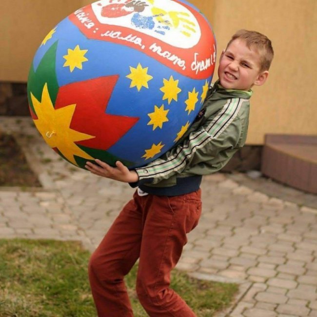 Волинський школяр підготував писанку майже у свій зріст