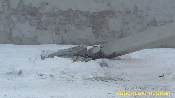 Вантажівка збила електроопору в Луцьку: водій утік