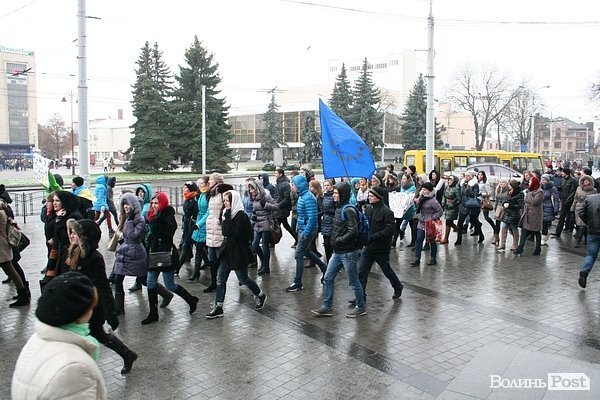 Студенти СНУ мітингували під головним корпусом. ФОТО