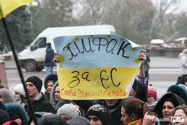 Студенти СНУ мітингували під головним корпусом. ФОТО