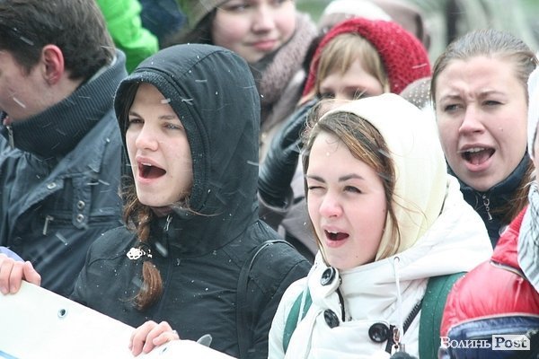Студенти СНУ мітингували під головним корпусом. ФОТО