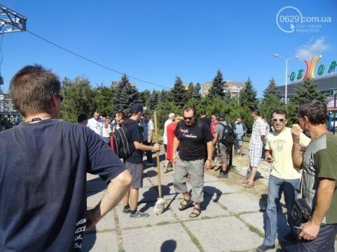 Маріупольці перетворюють місто на фортецю. ФОТО