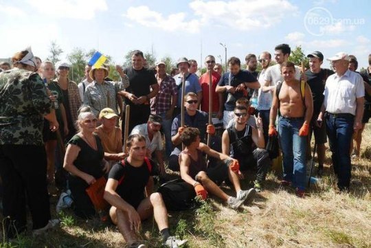 Маріупольці перетворюють місто на фортецю. ФОТО