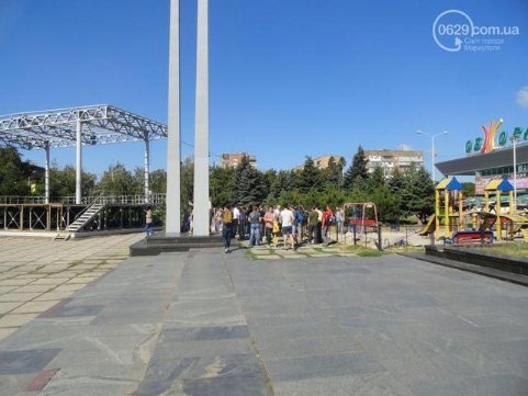 Маріупольці перетворюють місто на фортецю. ФОТО