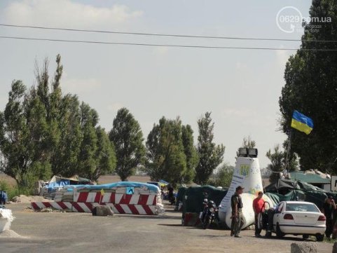 Маріупольці перетворюють місто на фортецю. ФОТО