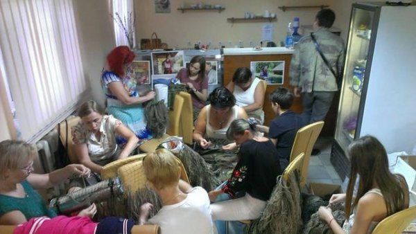 Маріупольці перетворюють місто на фортецю. ФОТО