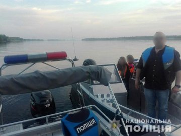 Зламався двигун: поліцейські врятували сім'ю з 7-річною донькою, які застрягли на катері посеред Дніпра. ФОТО