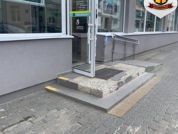 У Луцьку на керівника відділення банку склали протокол за розвалені сходи. ФОТО