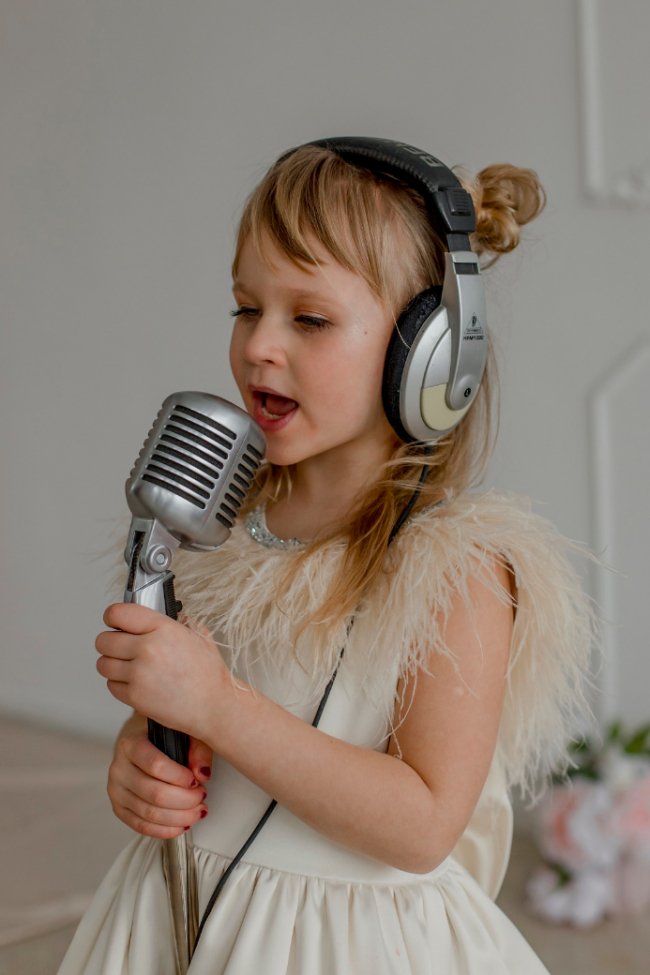 Усім мамам Луцька: діти зі «Світлинки» зняли зворушливий відеокліп