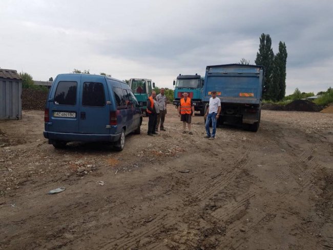 Активісти своїм коштом відновили дорогу у Луцьку. ФОТО