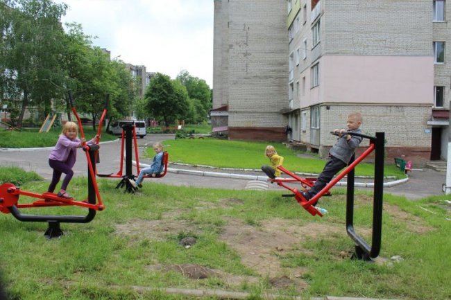 У Нововолинську встановили сучасний спортивно-тренажерний майданчик. ФОТО